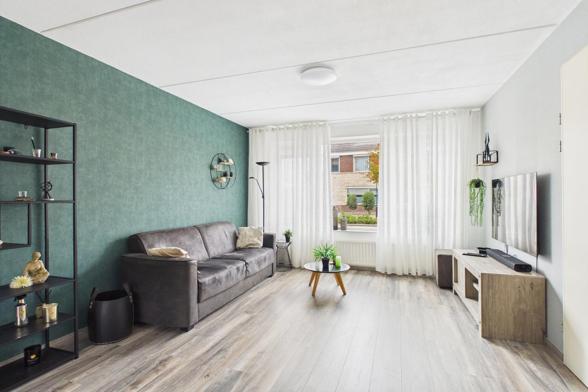 Tussenwoning te koop: Parelmoerboog 14, Terneuzen