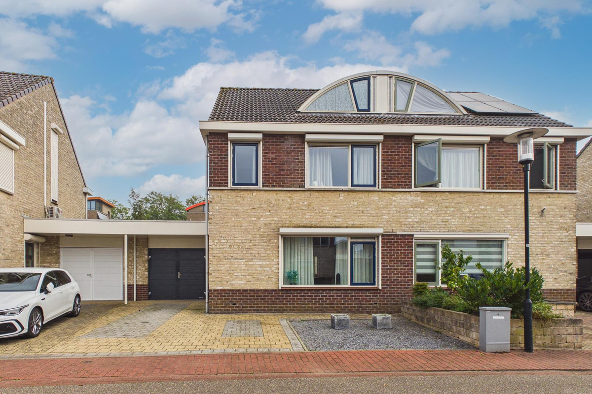 Tussenwoning te koop: Parelmoerboog 14, Terneuzen