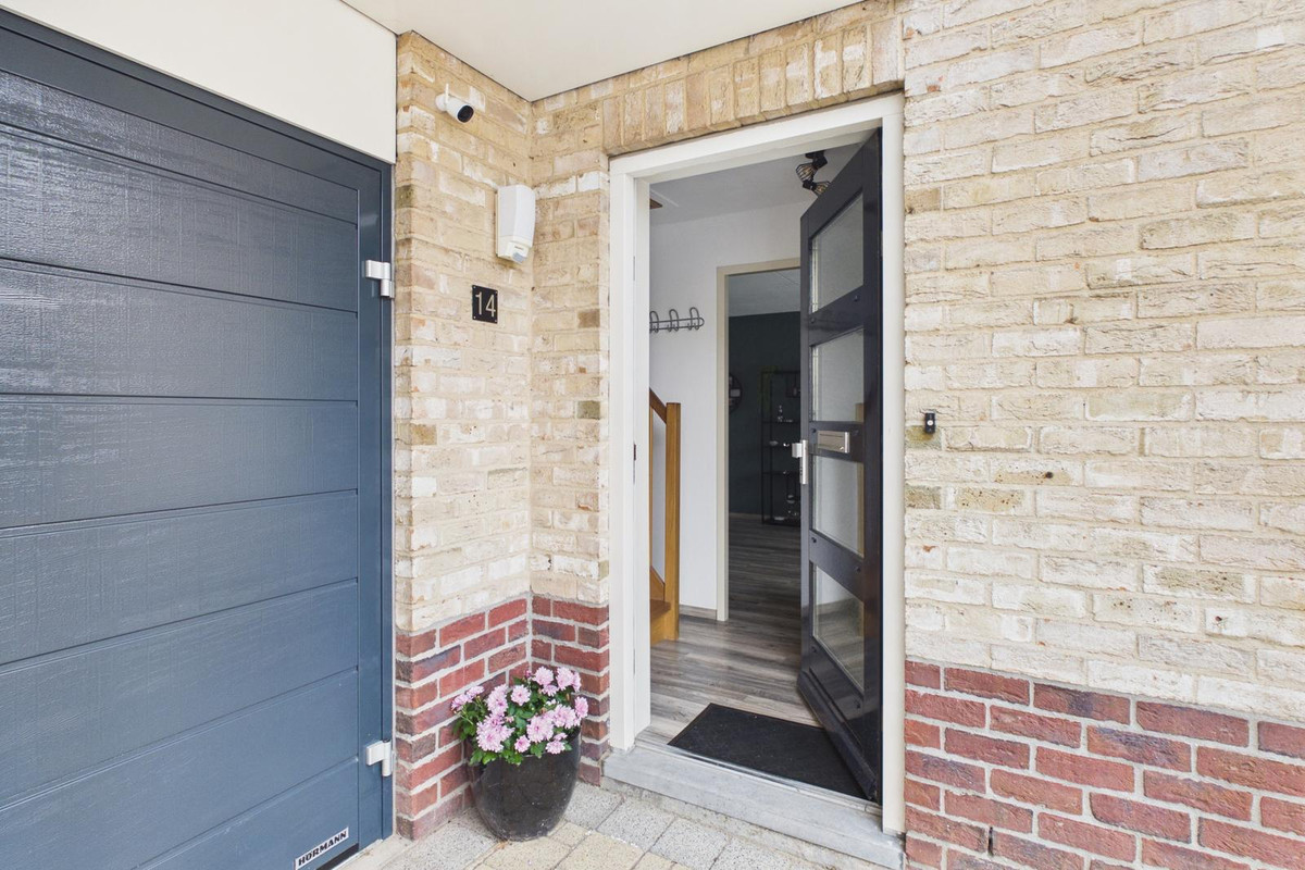 Tussenwoning te koop: Parelmoerboog 14, Terneuzen