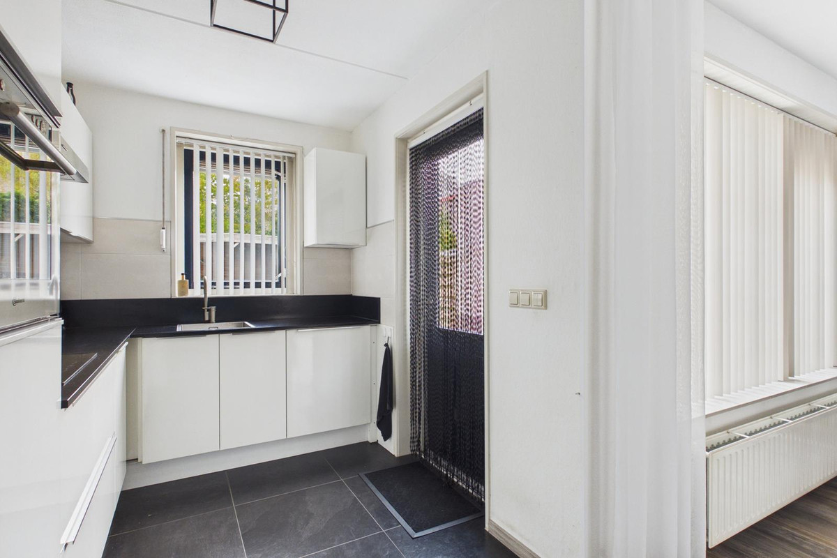 Tussenwoning te koop: Parelmoerboog 14, Terneuzen