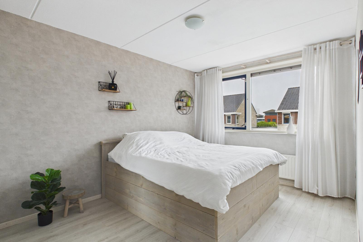 Tussenwoning te koop: Parelmoerboog 14, Terneuzen