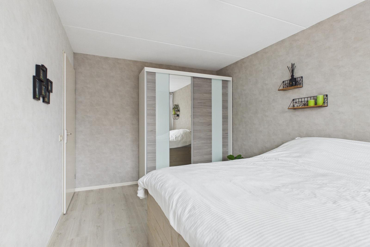Tussenwoning te koop: Parelmoerboog 14, Terneuzen