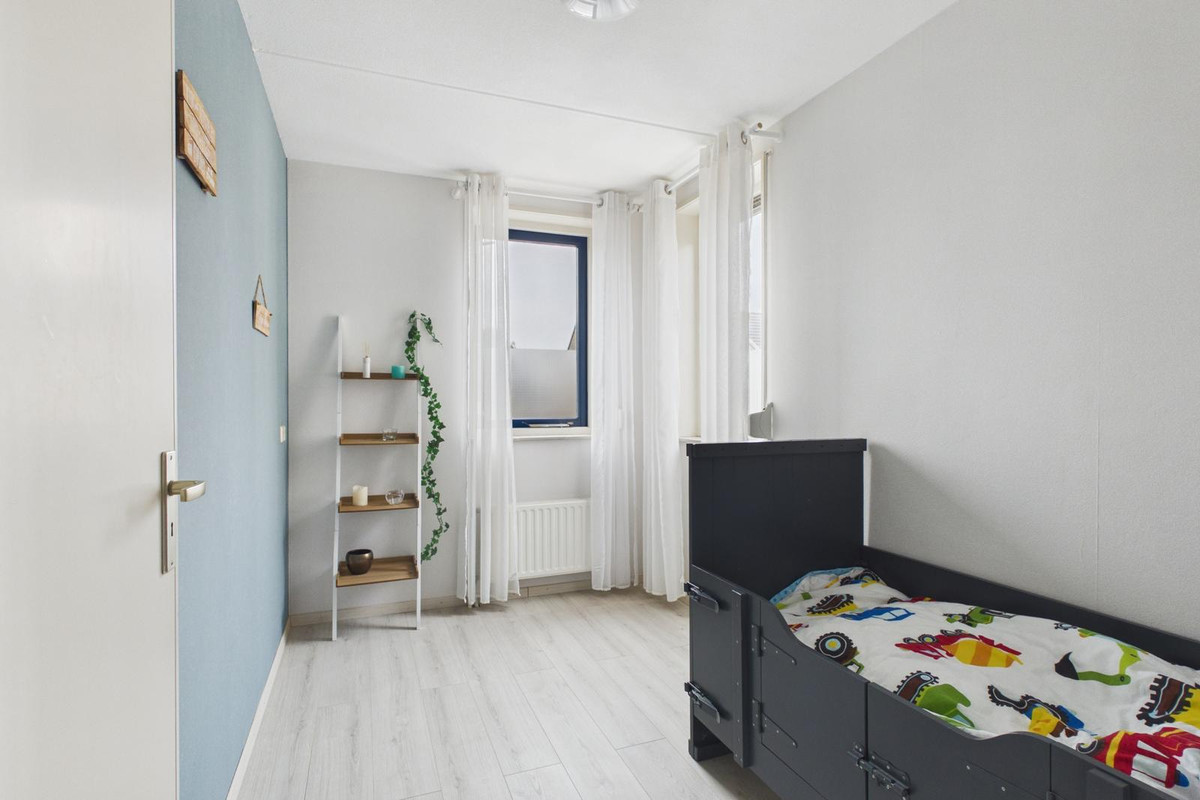 Tussenwoning te koop: Parelmoerboog 14, Terneuzen