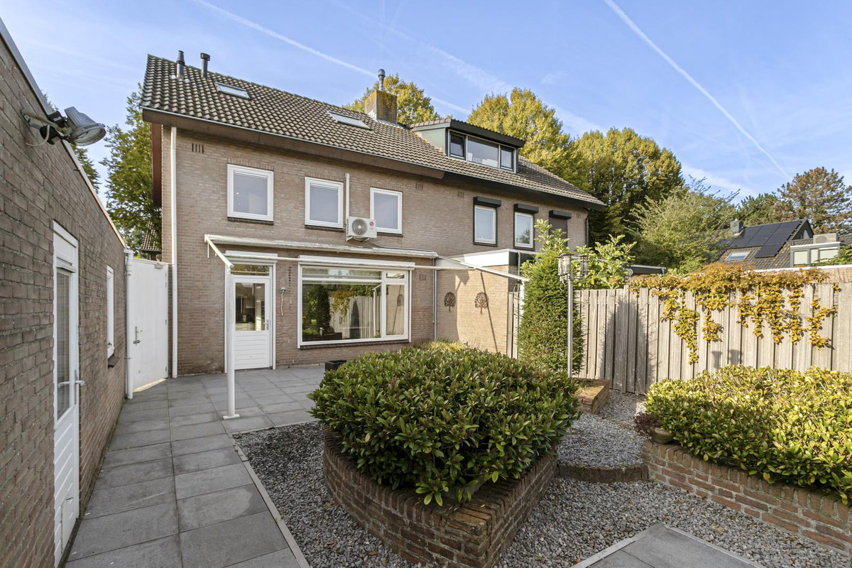 Twee-onder-één-kap te koop: Wiek 66, Ulvenhout