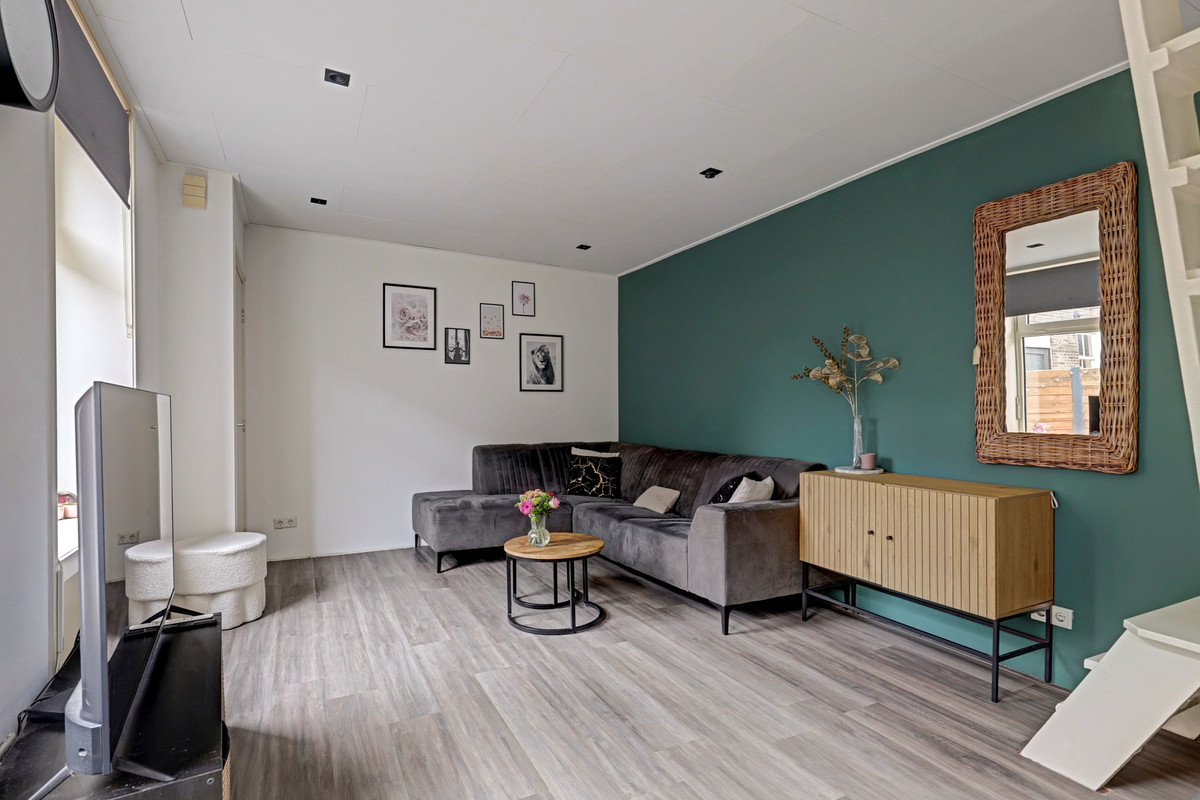 Tussenwoning te koop: Stationsweg 83, Sliedrecht