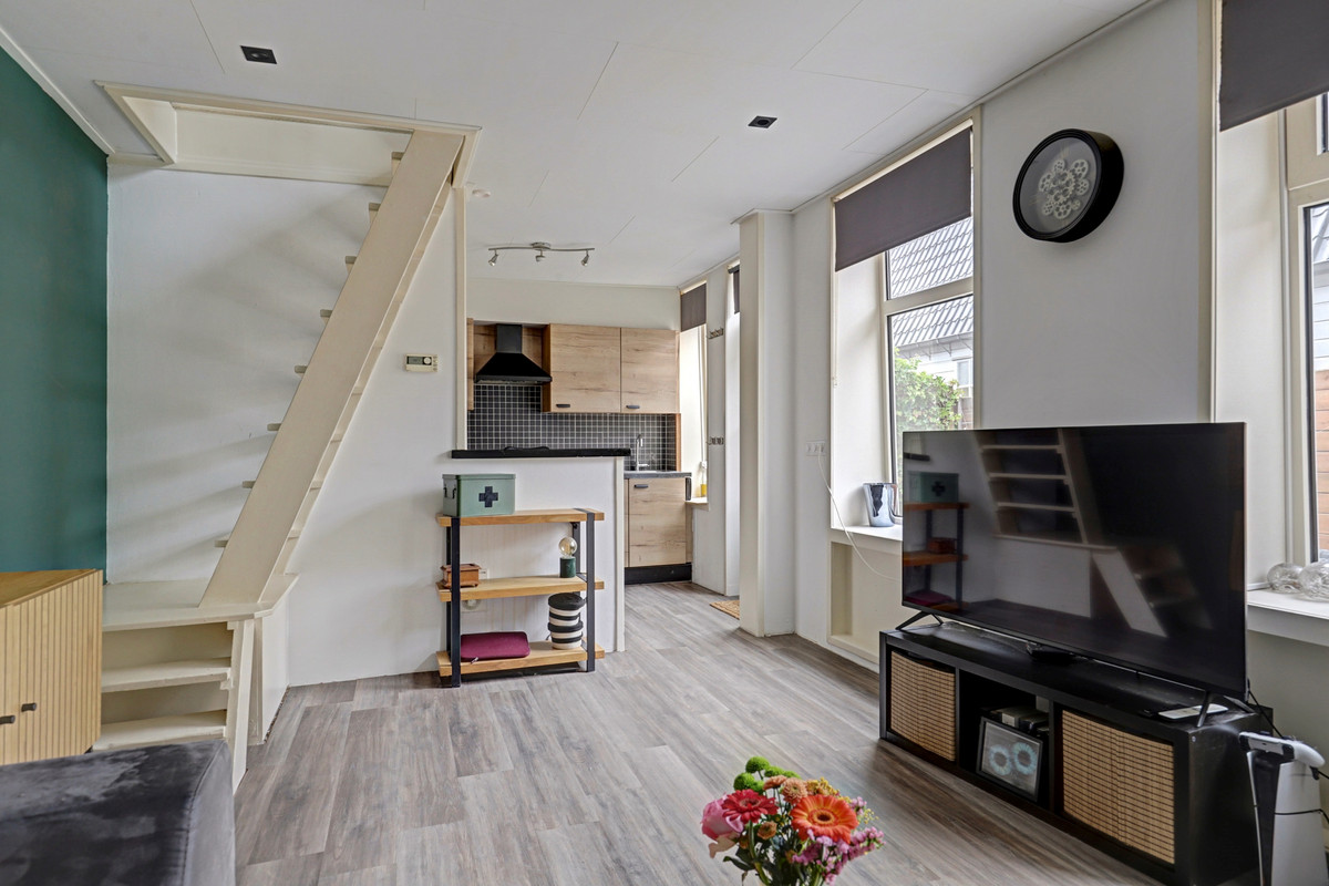 Tussenwoning te koop: Stationsweg 83, Sliedrecht