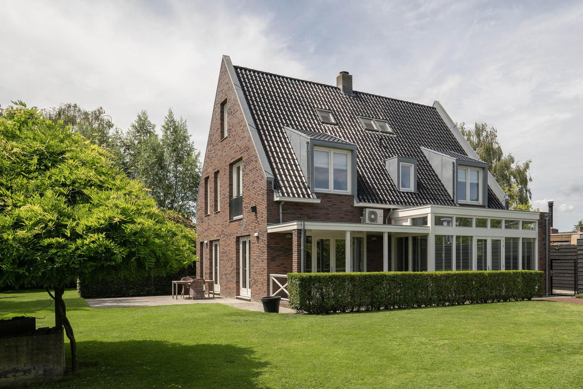 8-room detached & villa of 271 m²