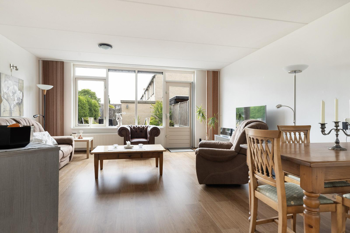 Tussenwoning te koop: Van der Meulenstraat 21, Barendrecht