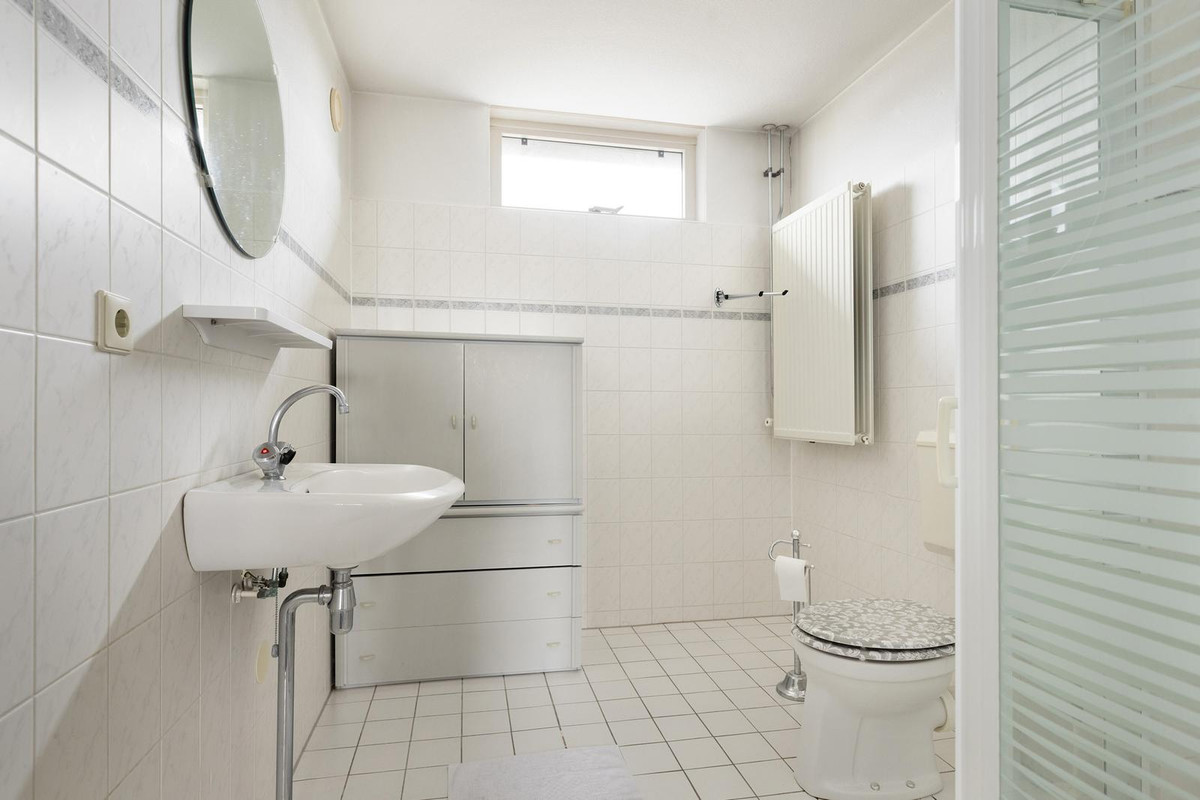 Tussenwoning te koop: Van der Meulenstraat 21, Barendrecht