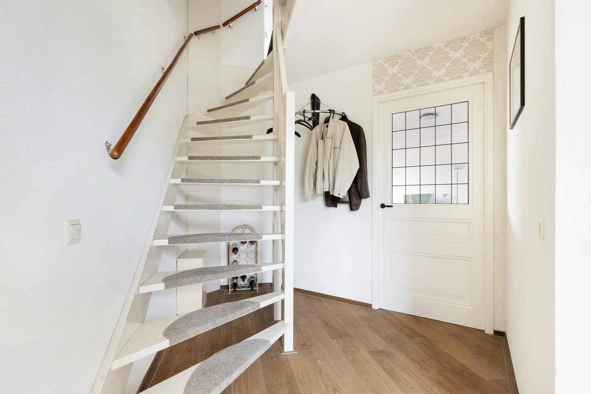 Tussenwoning te koop: Van der Meulenstraat 21, Barendrecht