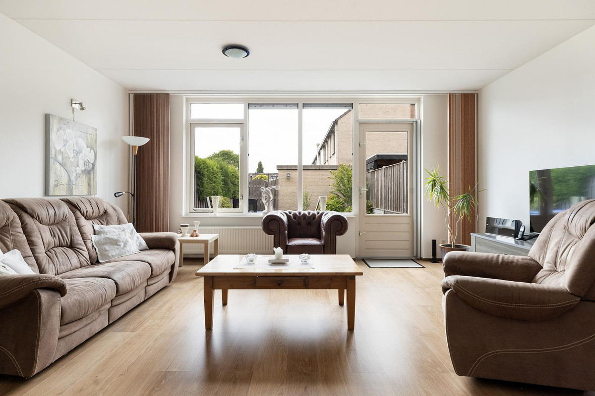 Tussenwoning te koop: Van der Meulenstraat 21, Barendrecht