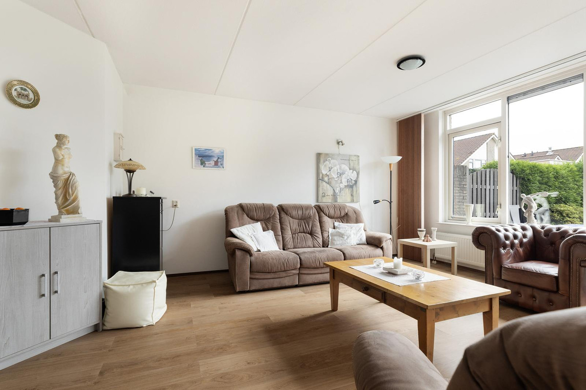 Tussenwoning te koop: Van der Meulenstraat 21, Barendrecht