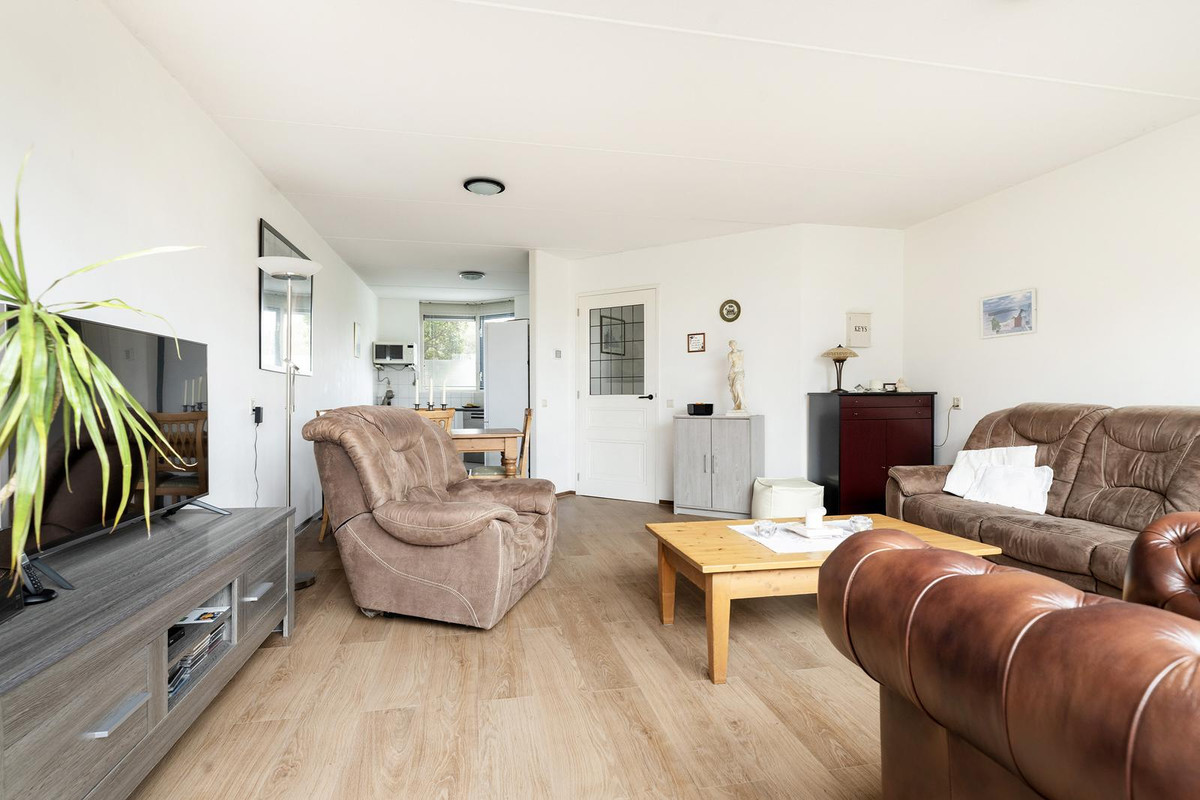 Tussenwoning te koop: Van der Meulenstraat 21, Barendrecht