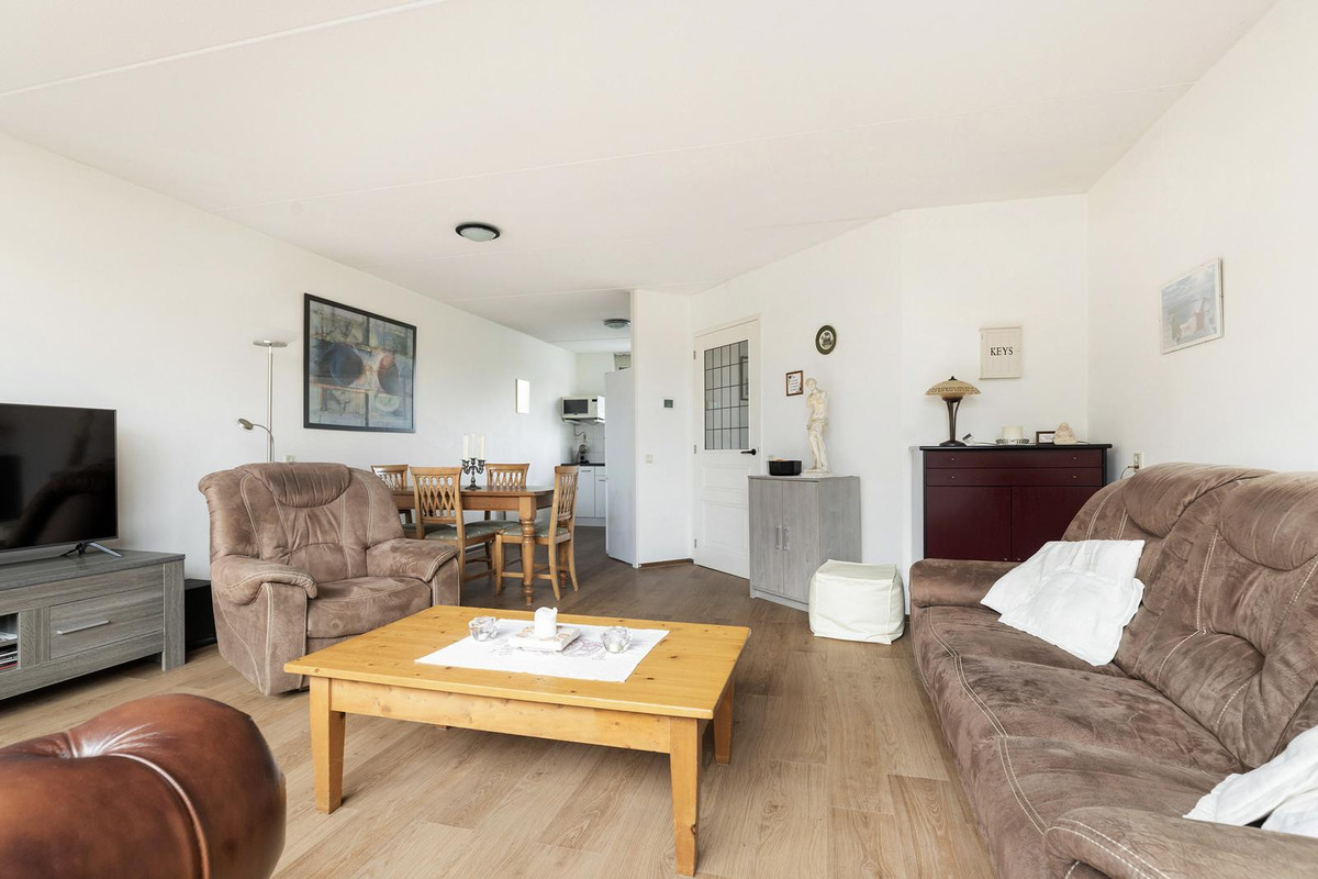 Tussenwoning te koop: Van der Meulenstraat 21, Barendrecht