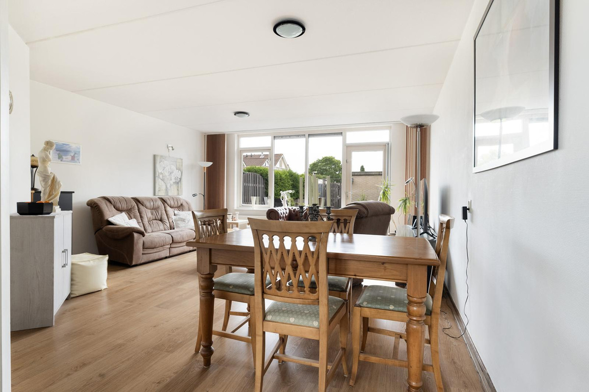 Tussenwoning te koop: Van der Meulenstraat 21, Barendrecht