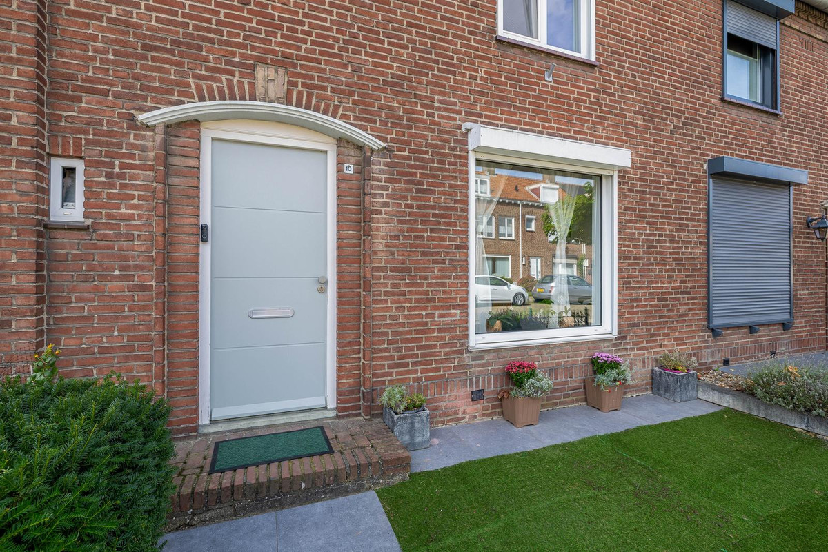 Tussenwoning te koop: van Kleefstraat 10, Tegelen