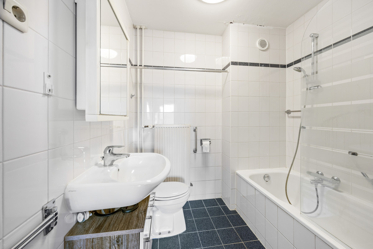 Tussenwoning te koop: Rozentuin 268, Voorburg