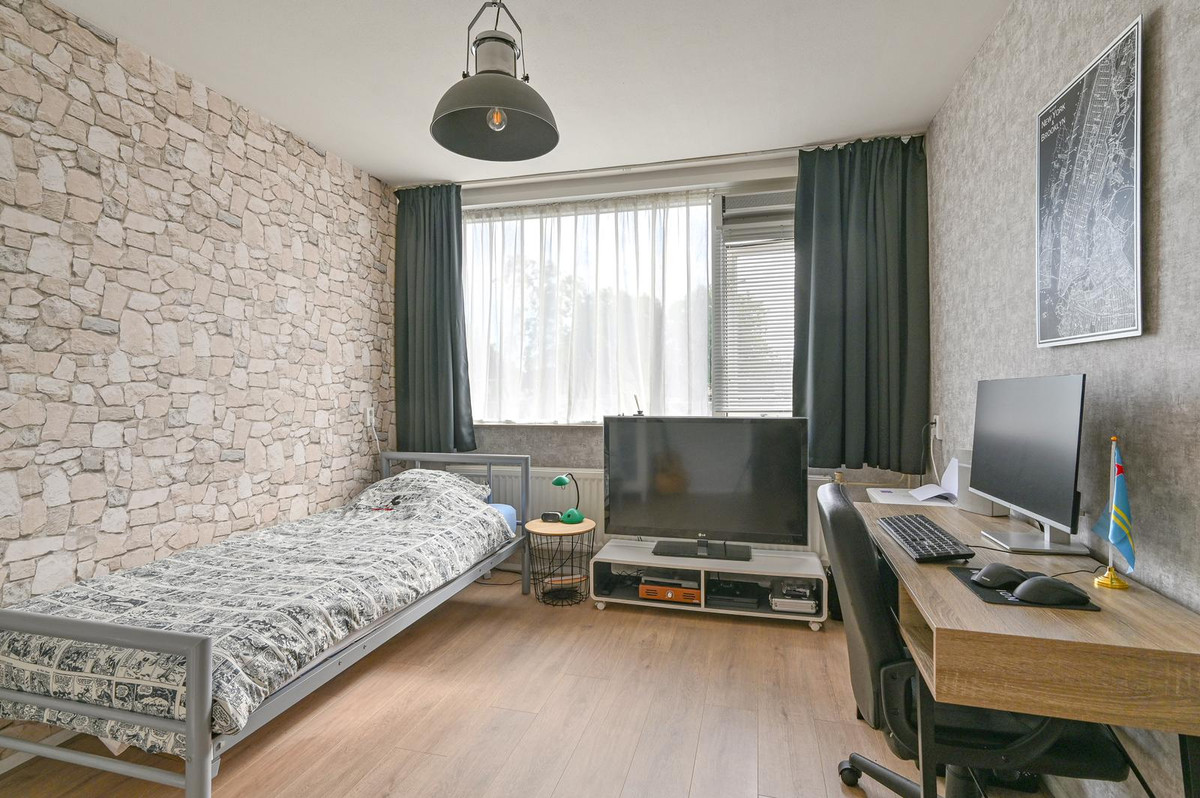 Twee-onder-één-kap te koop: Buizerdlaan 123, Hoogeveen