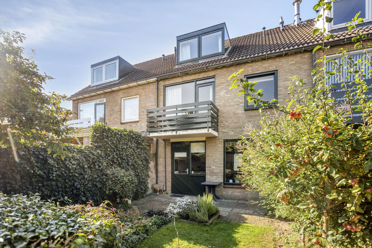Tussenwoning te koop: Prinses Margrietlaan 12, Tiel