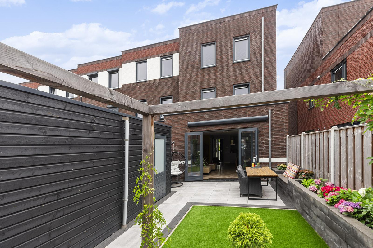 Hoekwoning te huur: Dr. Jan Schoutenlaan 330, Maassluis