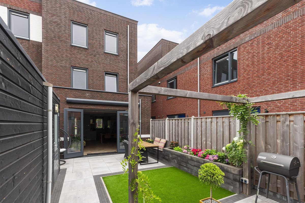 Hoekwoning te huur: Dr. Jan Schoutenlaan 330, Maassluis