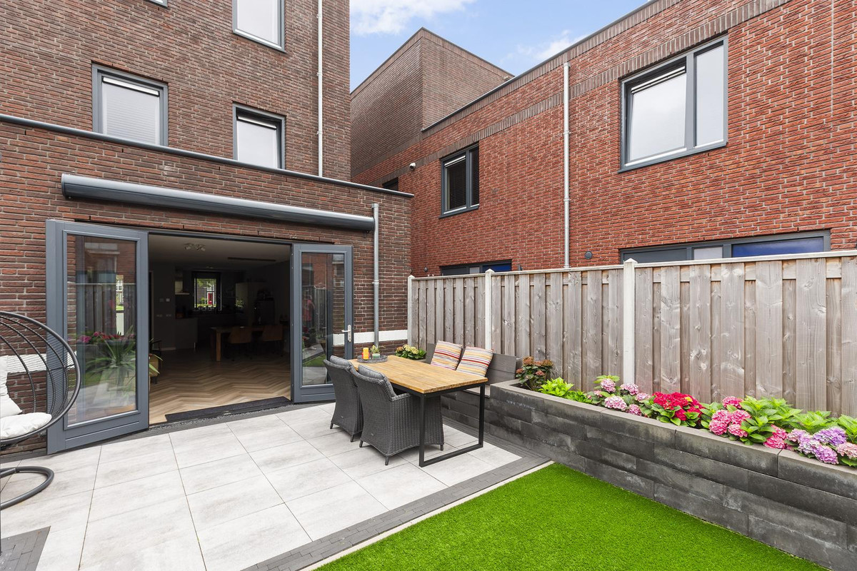 Hoekwoning te huur: Dr. Jan Schoutenlaan 330, Maassluis