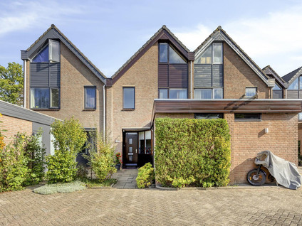 Roos van Dekama erf 64