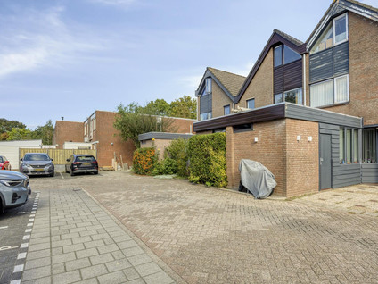 Roos van Dekama erf 64