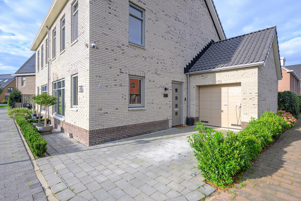 Twee-onder-één-kap te koop: Merelweg 35, Heerhugowaard