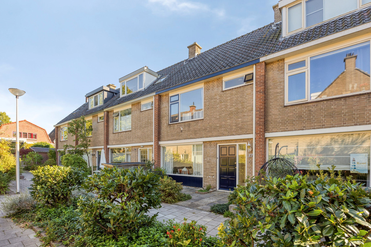 Tussenwoning te koop: Bernhardstraat 17, Zoeterwoude