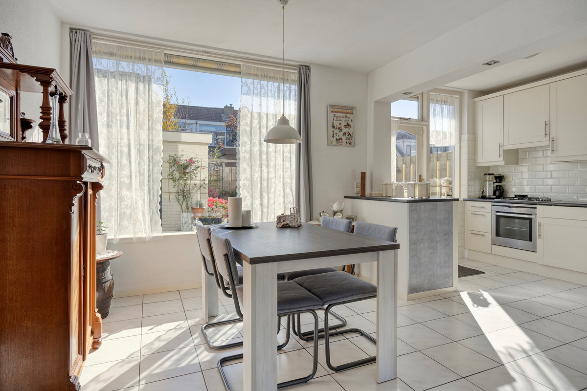 Tussenwoning te koop: Bernhardstraat 17, Zoeterwoude