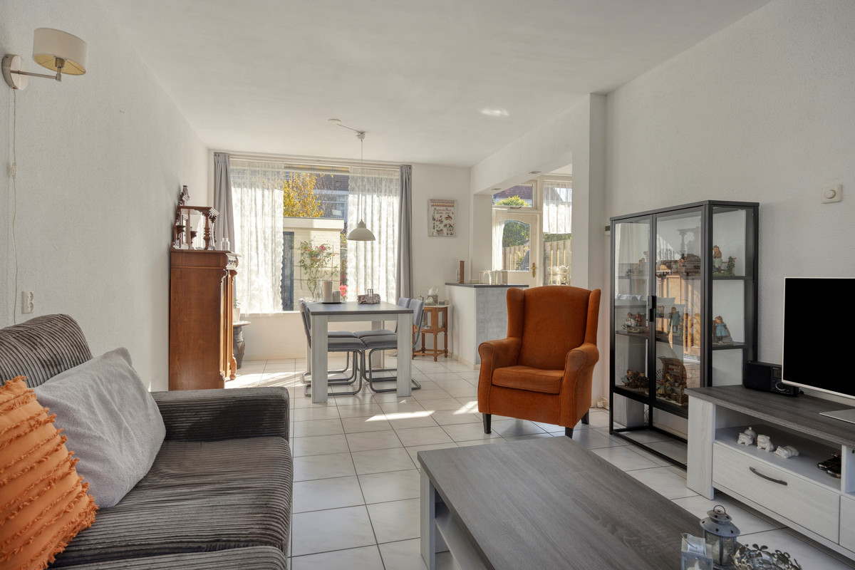 Tussenwoning te koop: Bernhardstraat 17, Zoeterwoude