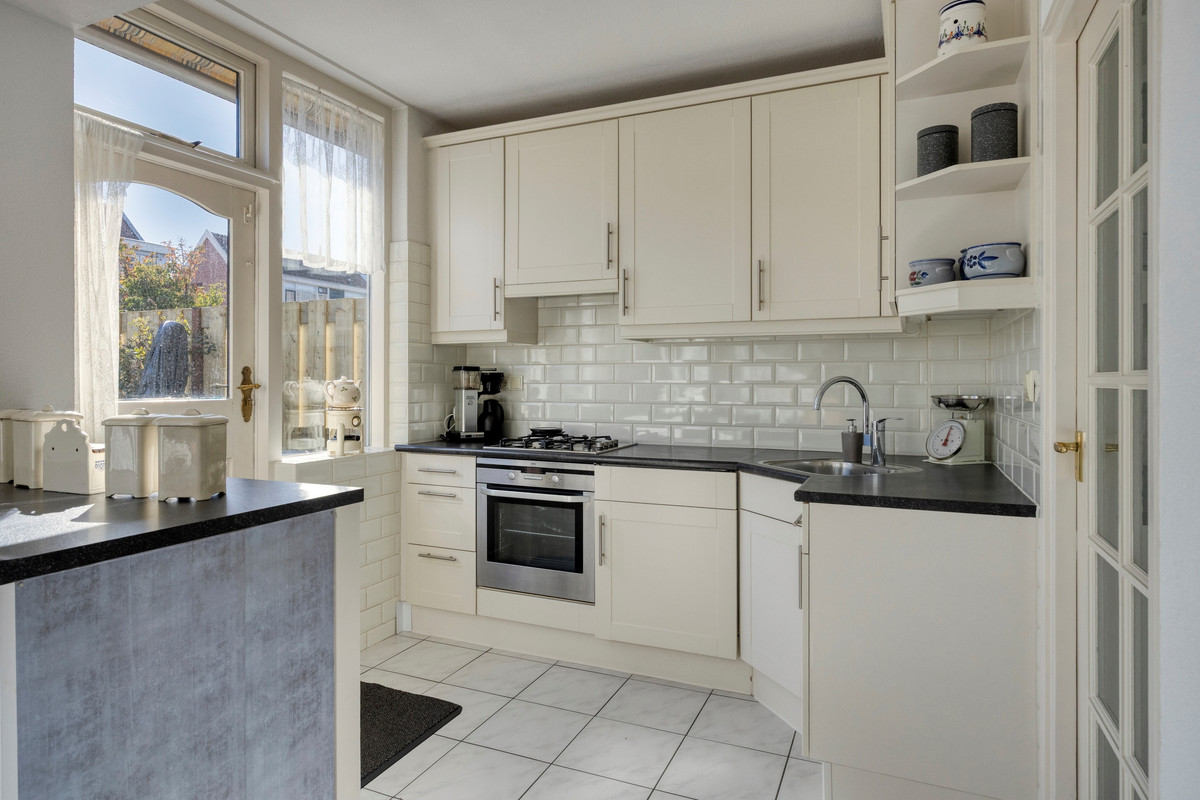 Tussenwoning te koop: Bernhardstraat 17, Zoeterwoude