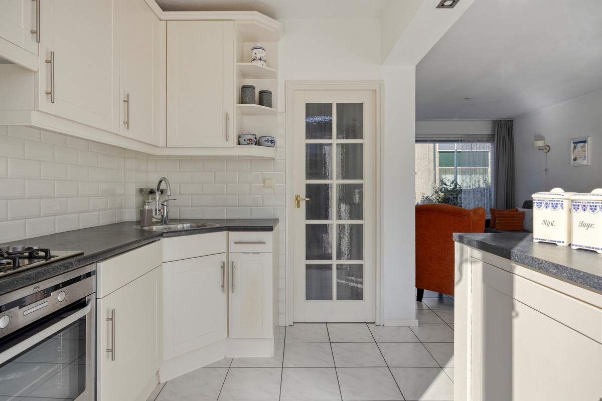 Tussenwoning te koop: Bernhardstraat 17, Zoeterwoude