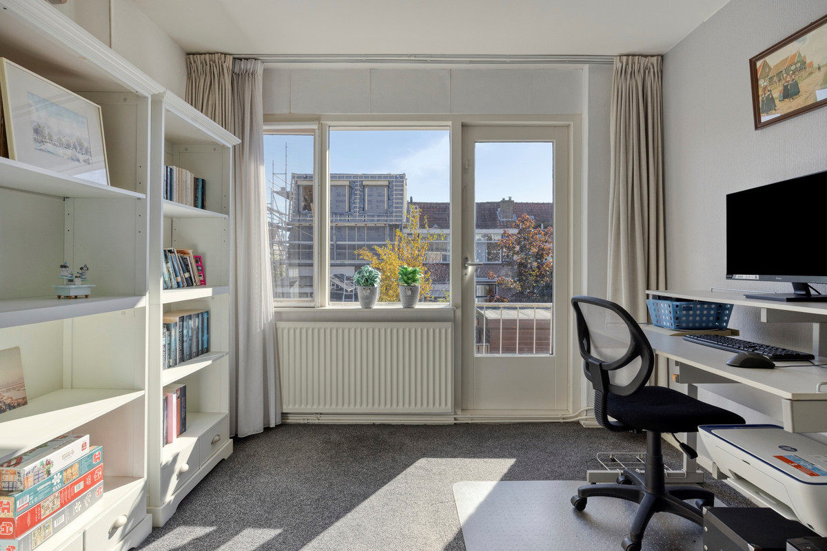 Tussenwoning te koop: Bernhardstraat 17, Zoeterwoude
