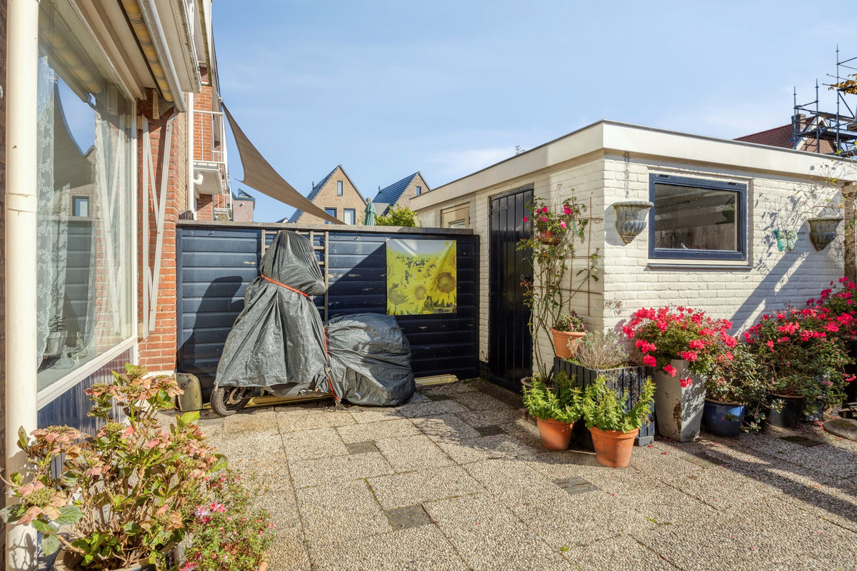 Tussenwoning te koop: Bernhardstraat 17, Zoeterwoude