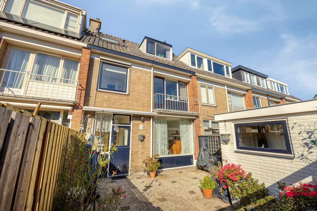 Tussenwoning te koop: Bernhardstraat 17, Zoeterwoude