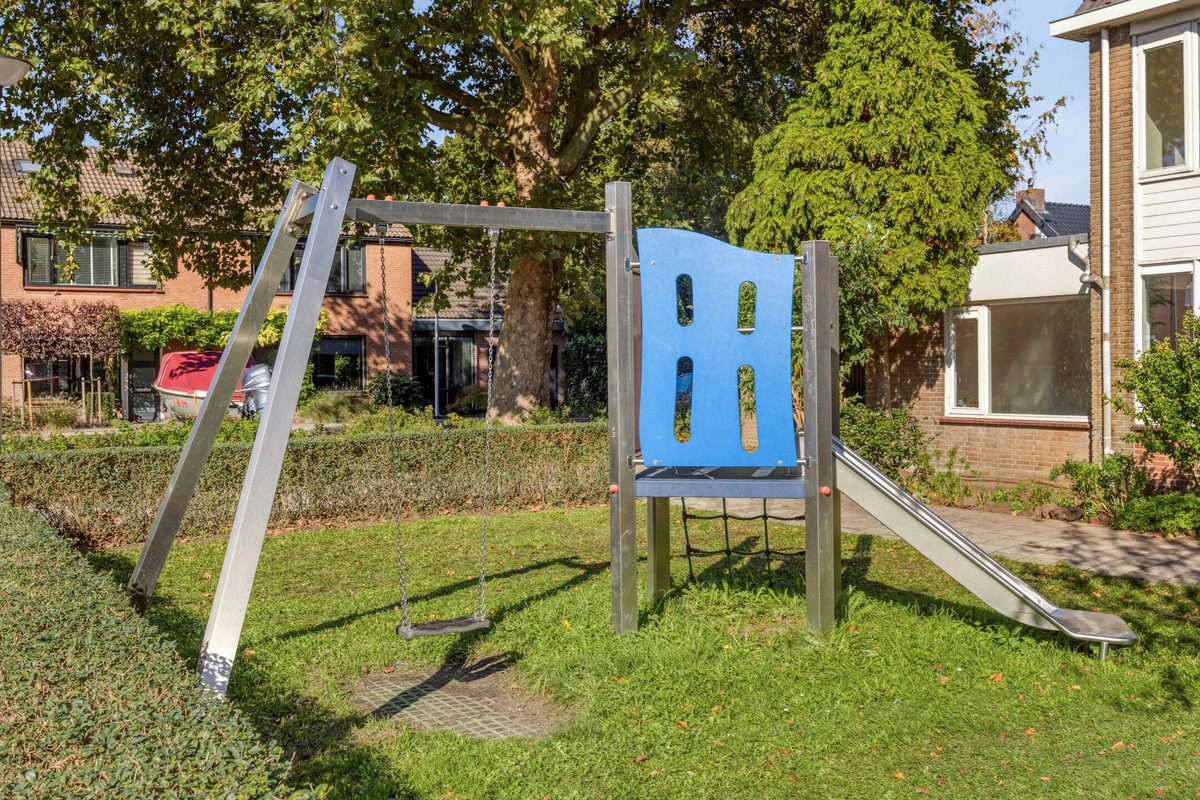 Tussenwoning te koop: Bernhardstraat 17, Zoeterwoude