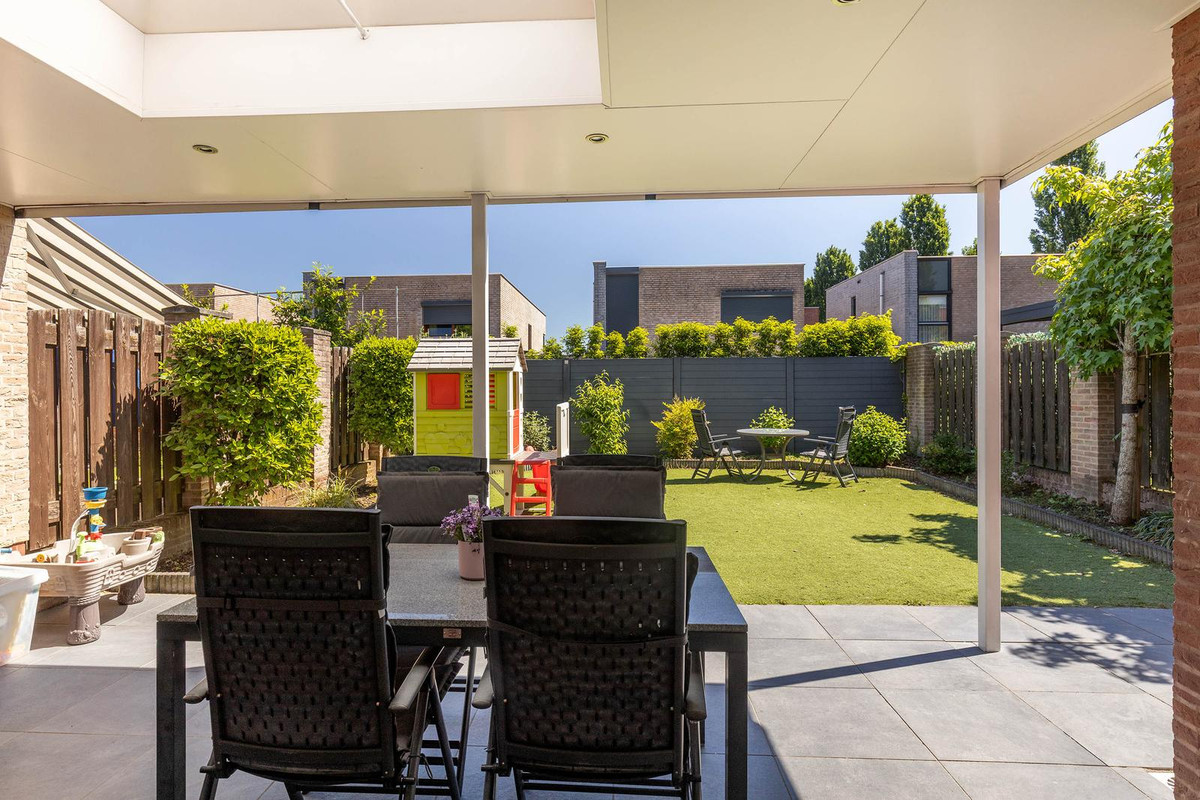 Tussenwoning te koop: Meidoorn 14, Elsloo