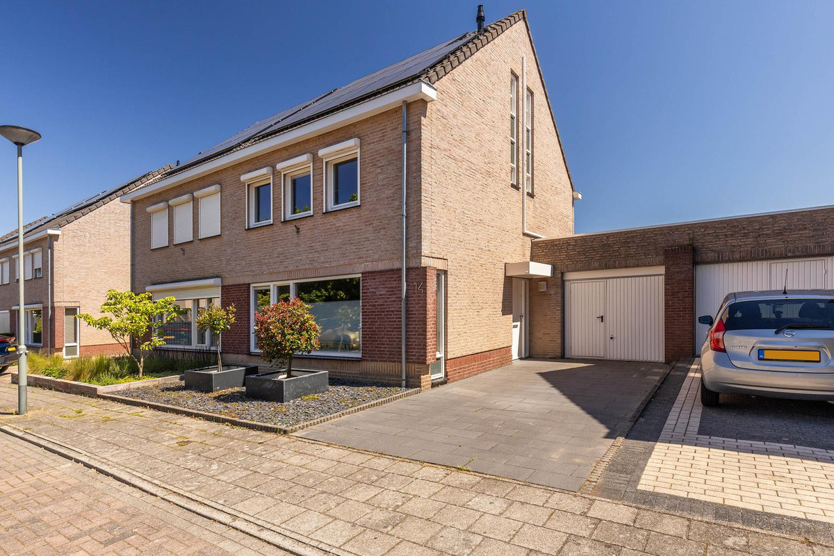 Tussenwoning te koop: Meidoorn 14, Elsloo