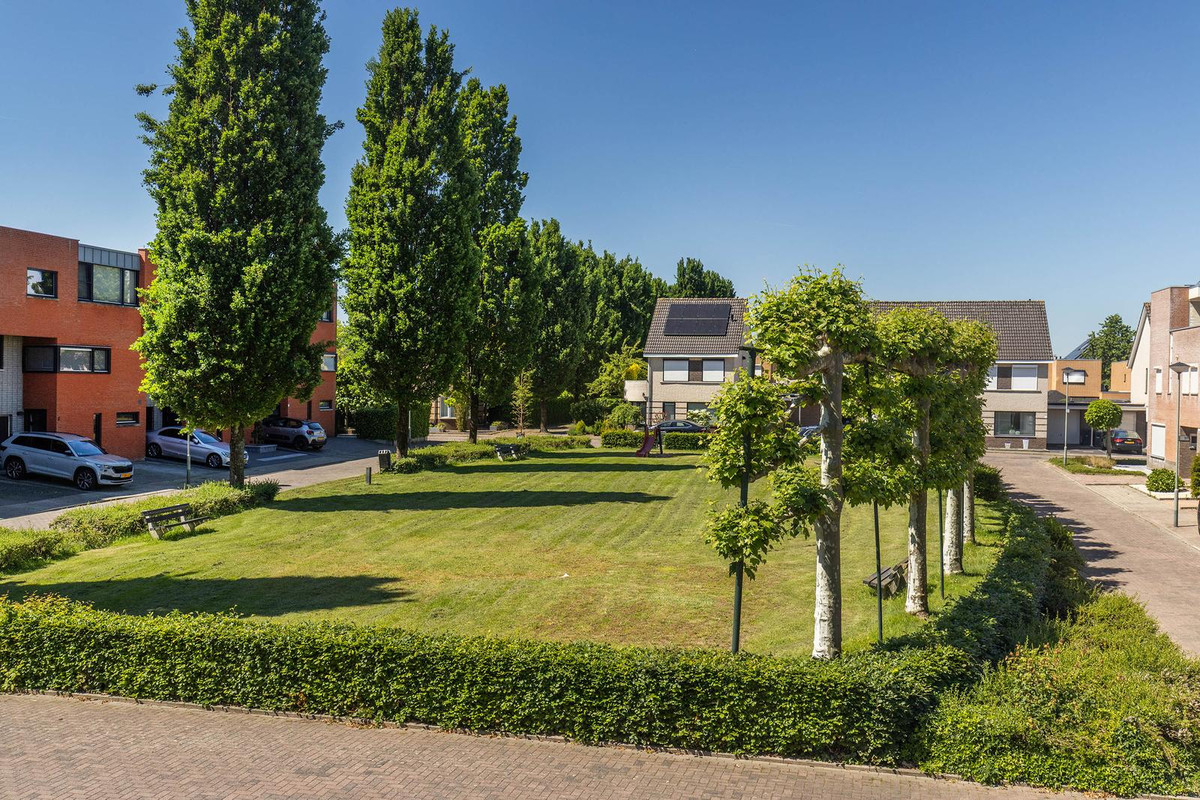 Tussenwoning te koop: Meidoorn 14, Elsloo