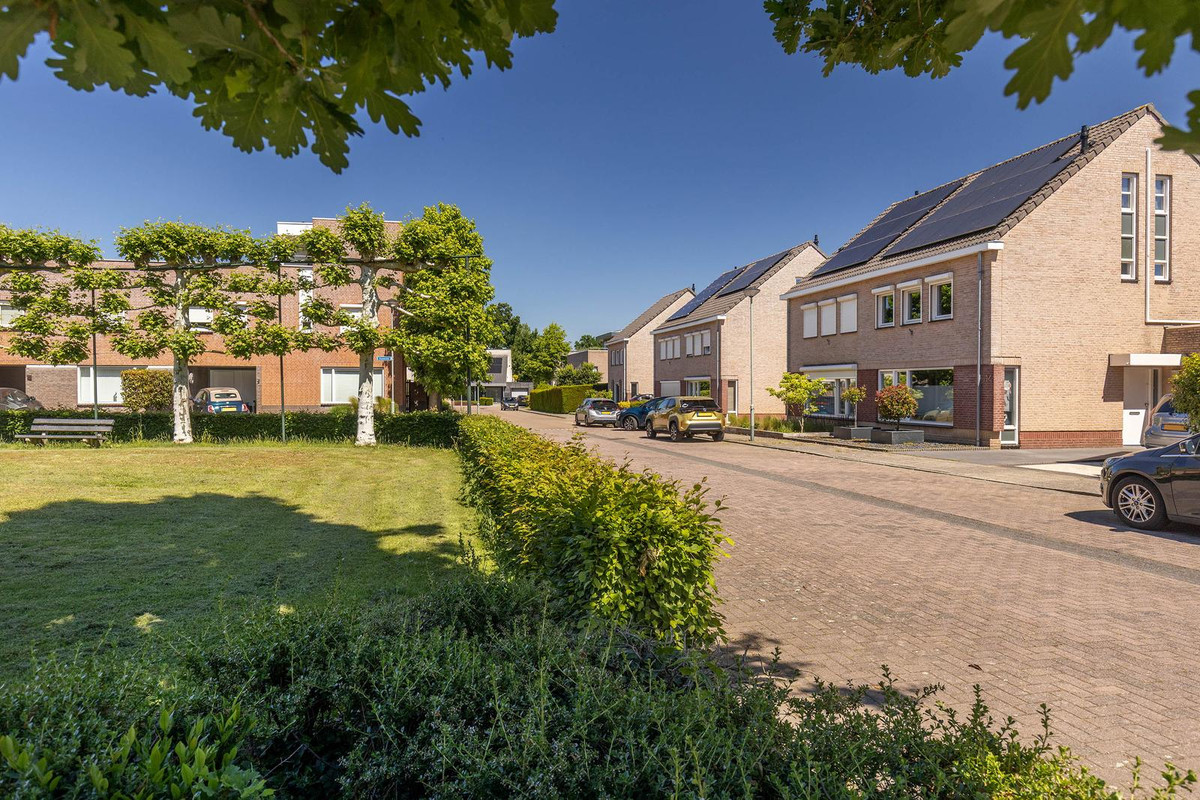 Tussenwoning te koop: Meidoorn 14, Elsloo