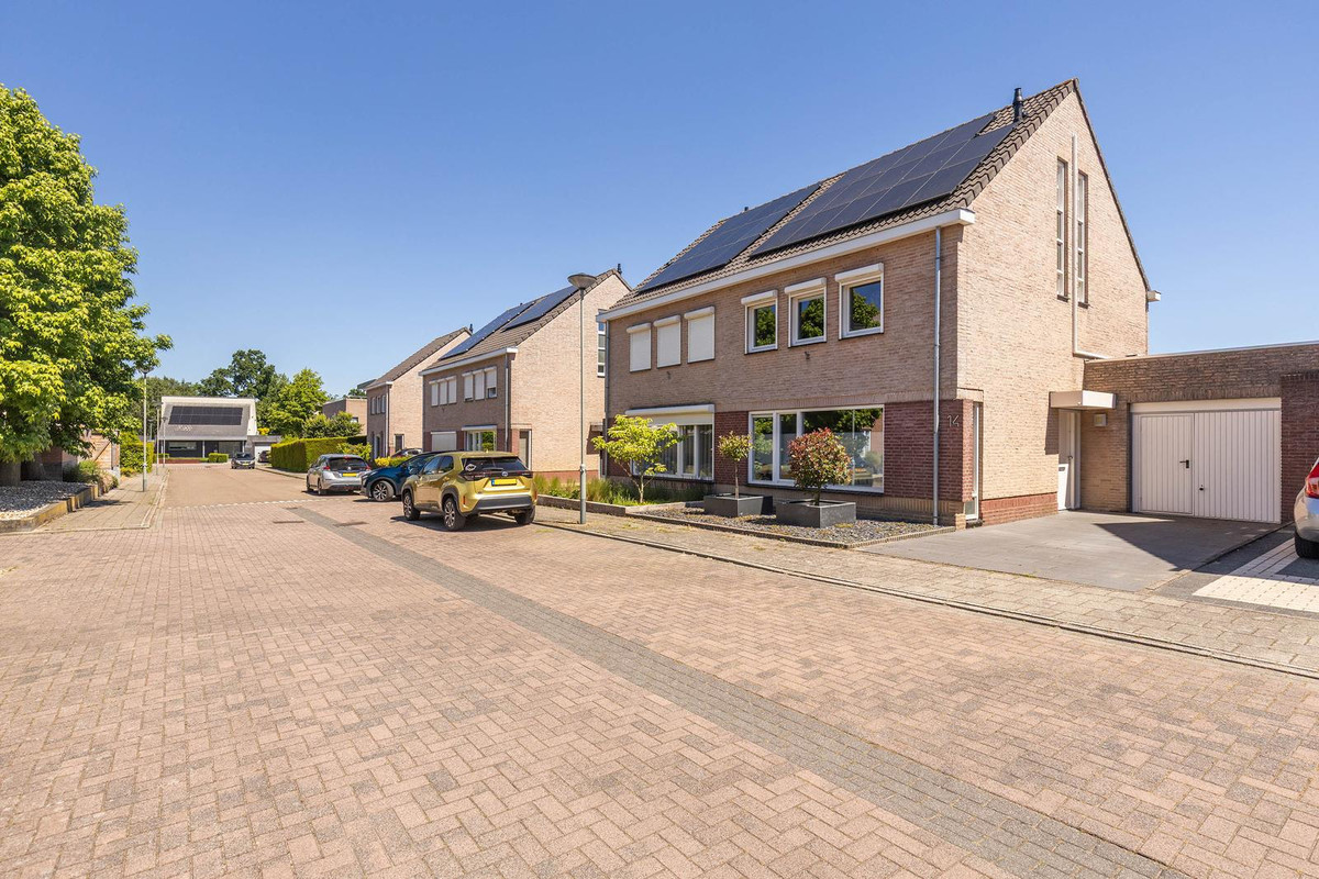 Tussenwoning te koop: Meidoorn 14, Elsloo