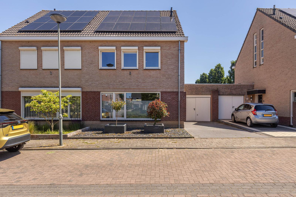 Tussenwoning te koop: Meidoorn 14, Elsloo