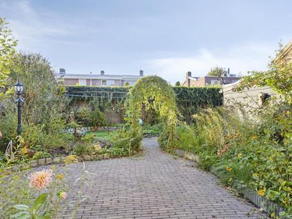 Burgemeester Ploegmakerslaan 8