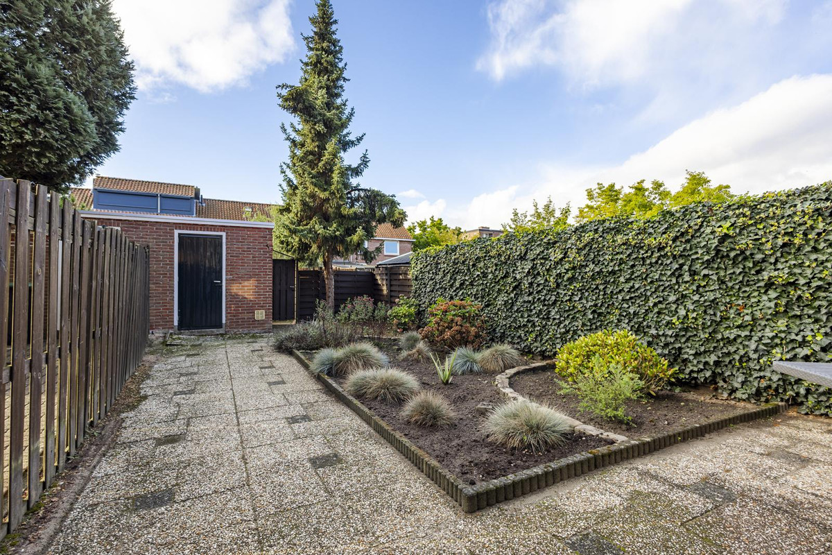 Tussenwoning te koop: Prof. Lorentzlaan 261, Sliedrecht