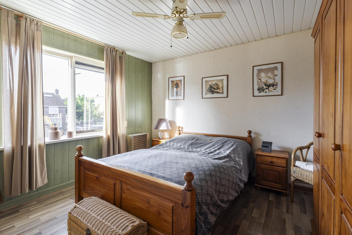 Tussenwoning te koop: Prof. Lorentzlaan 261, Sliedrecht