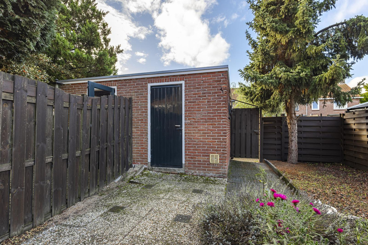 Tussenwoning te koop: Prof. Lorentzlaan 261, Sliedrecht