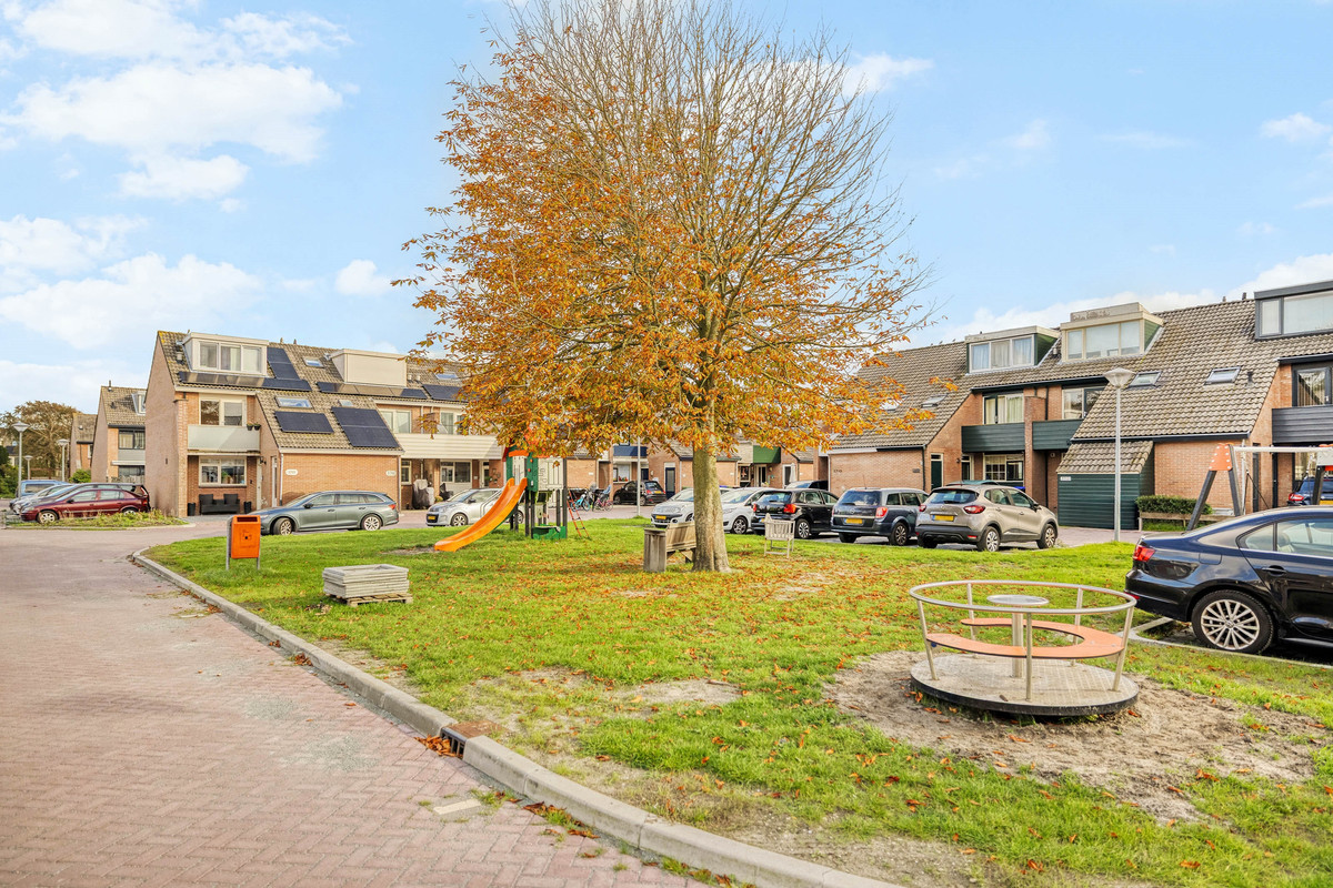 Tussenwoning te koop: Kruiszwin 3715, Julianadorp