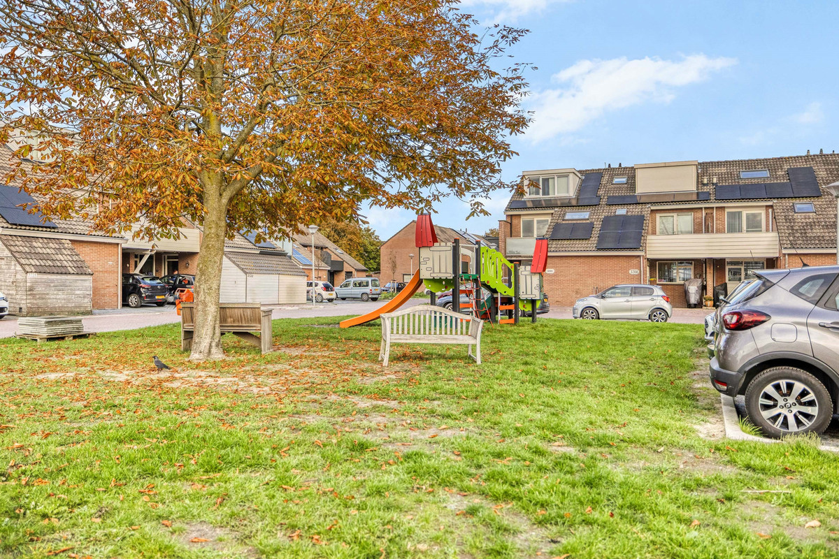 Tussenwoning te koop: Kruiszwin 3715, Julianadorp